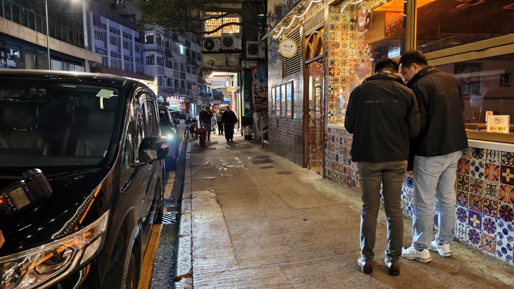 多名探員晚上再到酒店蒐證。