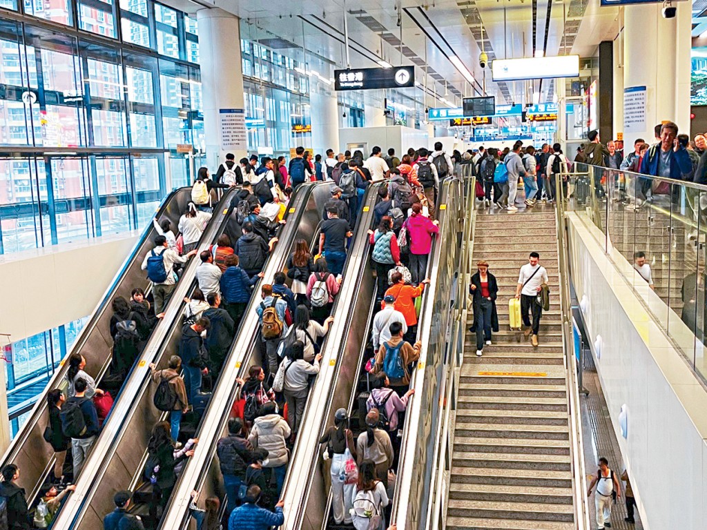 福田口岸回港大潮人头涌涌。 