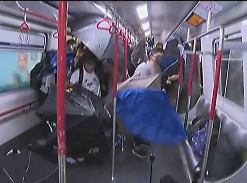 示威者在港铁车厢内撑开雨伞与警方对峙。资料图片