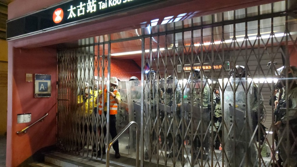 防暴警協助港鐵職員關站。