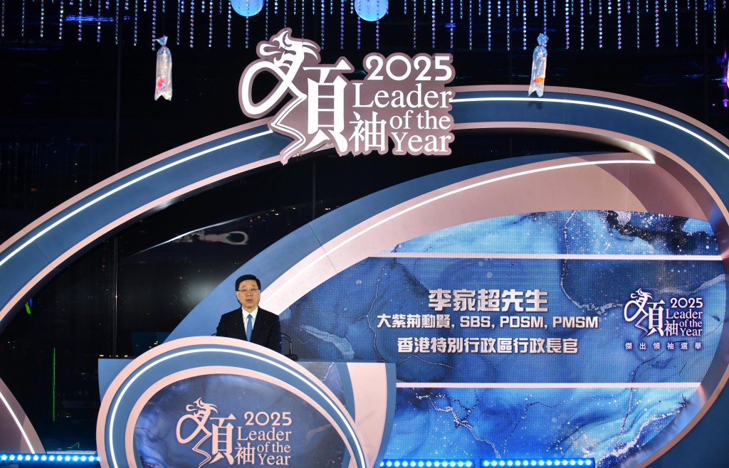 李家超表示,「智慧」和「創新」是香港實現高質量發展的重要元素,是政府致力實現的目標。 李家超表示,「智慧」和「創新」是香港實現高質量發展的重要元素,是政府致力實現的目標。
