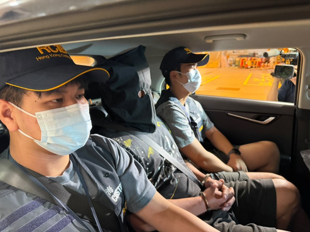 海關拘捕一名55歲貨車司機。曾志恆攝 海關拘捕一名55歲貨車司機。曾志恆攝