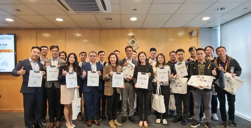 香港海關聯同空運貨物營運商進行反恐桌上演練,模擬極端份子發動網絡攻擊,癱瘓網絡並導致空運貨物清關系統訊息中斷。香港海關facebook圖片 香港海關聯同空運貨物營運商進行反恐桌上演練,模擬極端份子發動網絡攻擊,癱瘓網絡並導致空運貨物清關系統訊息中斷。香港海關facebook圖片