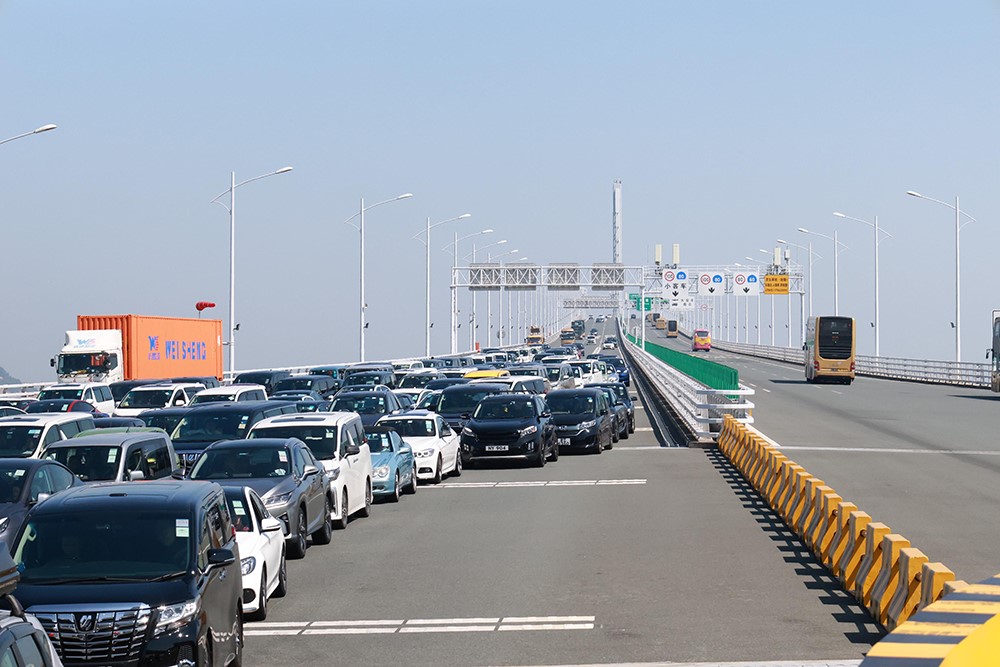 越來越多港人駕車經港珠澳大橋北上消費旅遊。