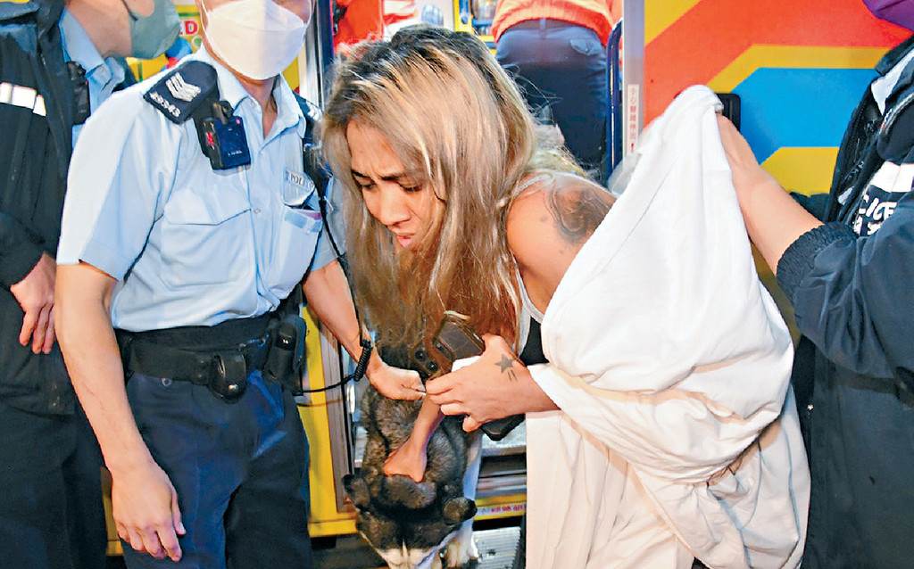 ■潘女友帶同犬隻逃生,沒有受傷。 ■潘女友帶同犬隻逃生,沒有受傷。