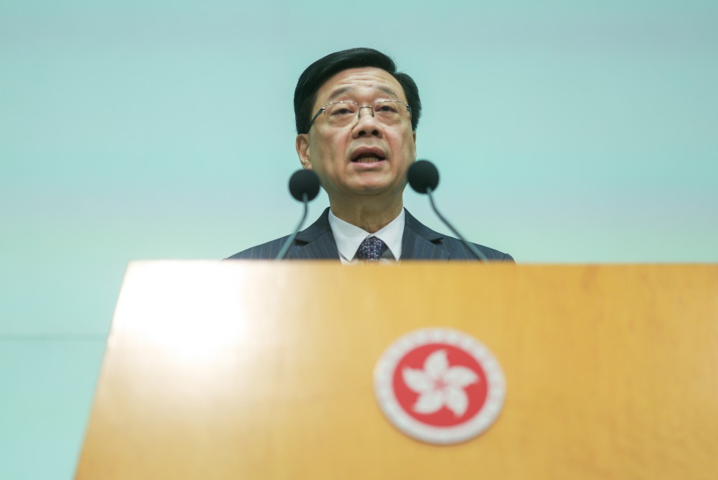 李家超見記者。