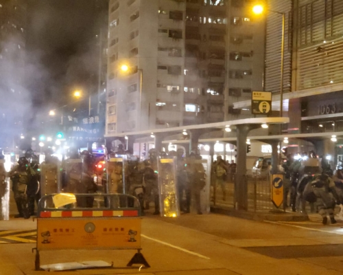 防暴警察驅散抗議人群。