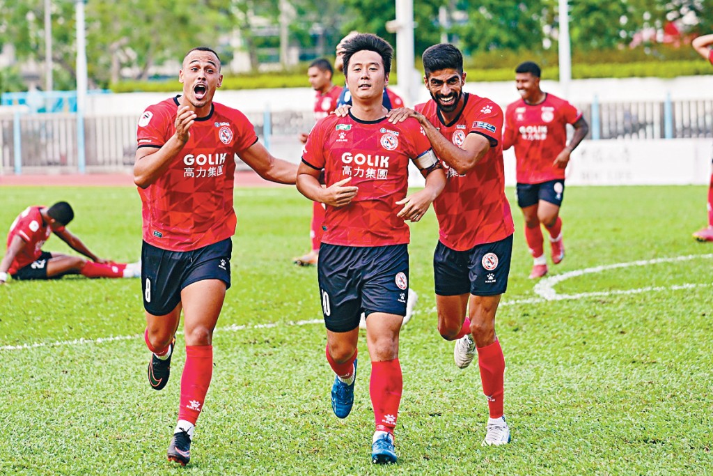 羅曉聰（圖中）一球世界波助高力北區絕平傑志。