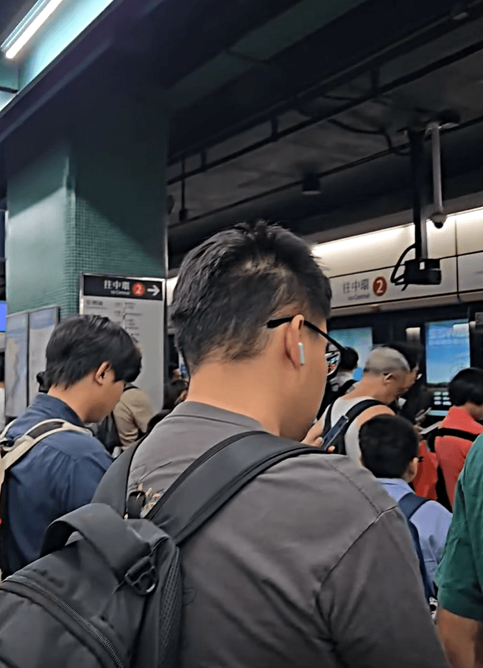 荃灣線月台人山人海。網圖