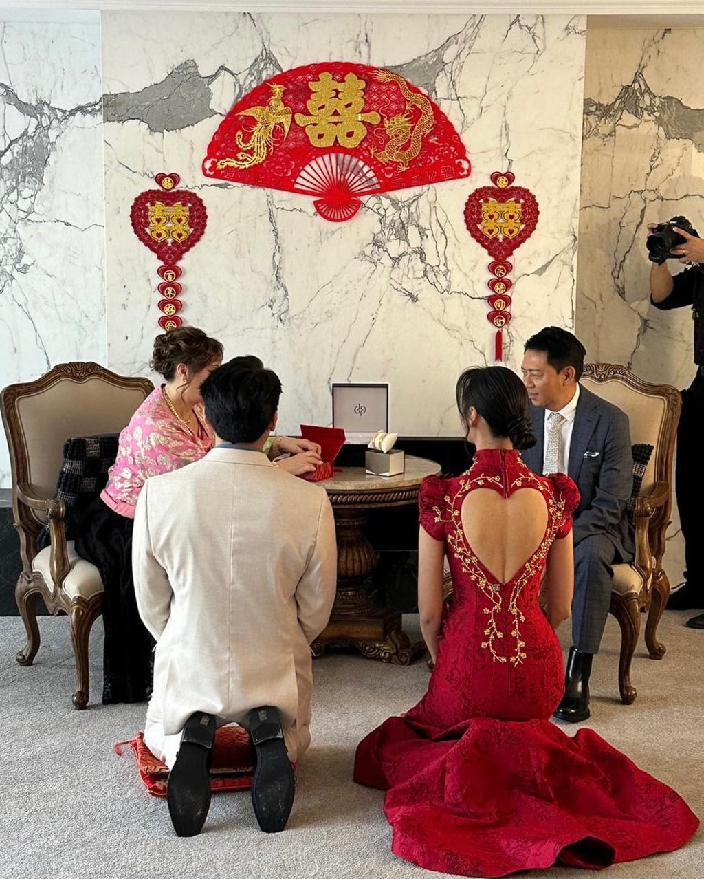 结婚当日二人亦依照中国传统习俗，王丹妮朝早换上红色旗袍进行中式仪式。