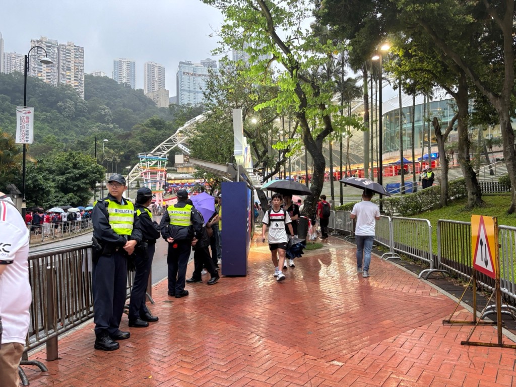 人流逐漸增多,場外沿路有警察維持交通秩序。郭穎彤攝 人流逐漸增多,場外沿路有警察維持交通秩序。郭穎彤攝