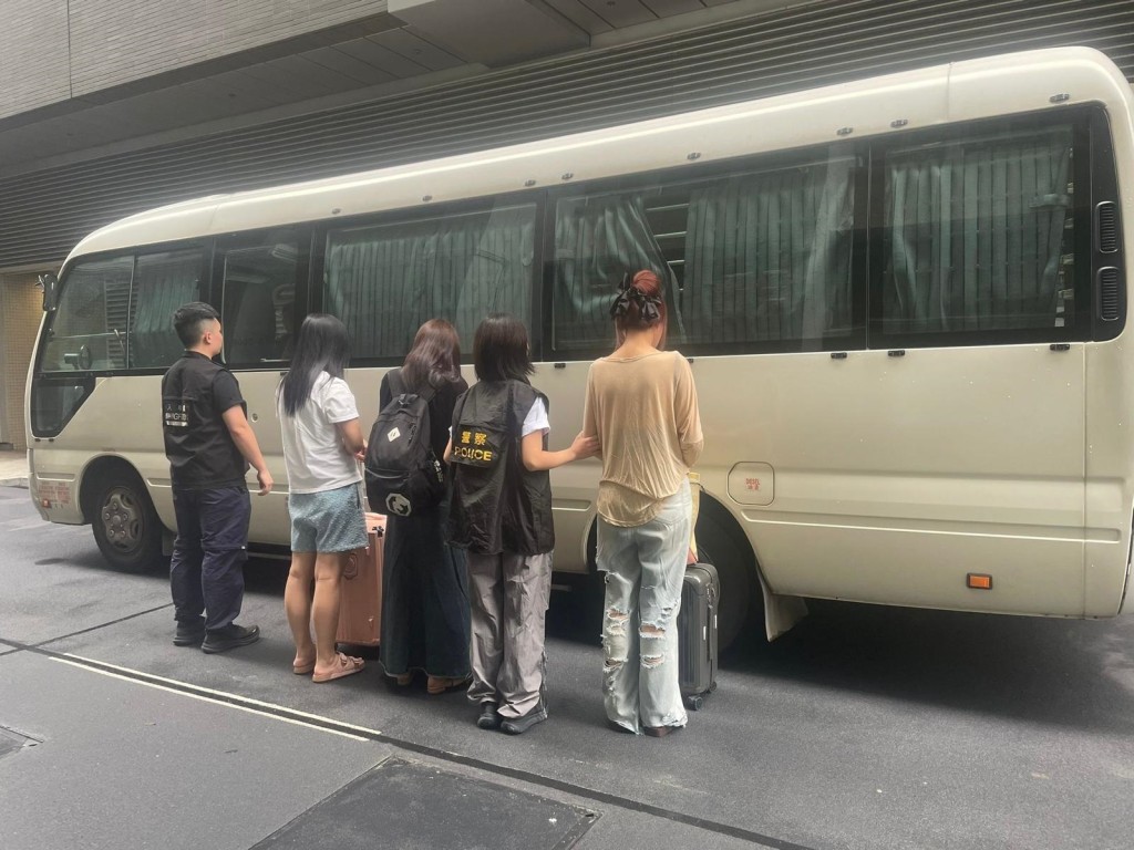 灣仔警區特別職務隊聯同入境事務處特遣隊，今日下午展開代號「虎尾」及「雷霆」掃黃行動。