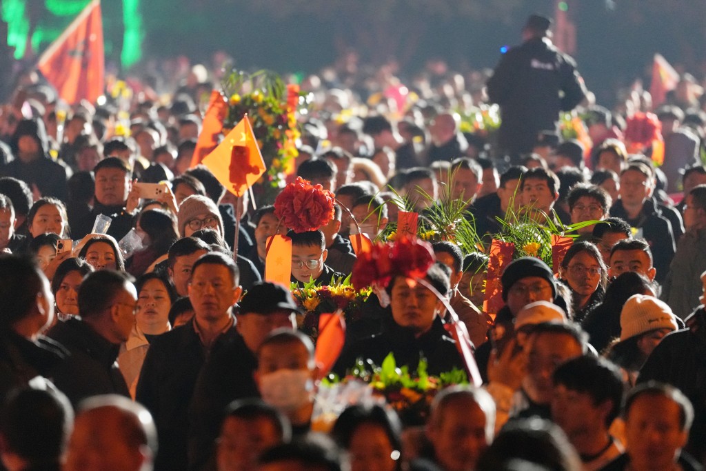 大批民眾26日凌晨已到湖南韶山向毛澤東銅像敬獻花籃。中新社