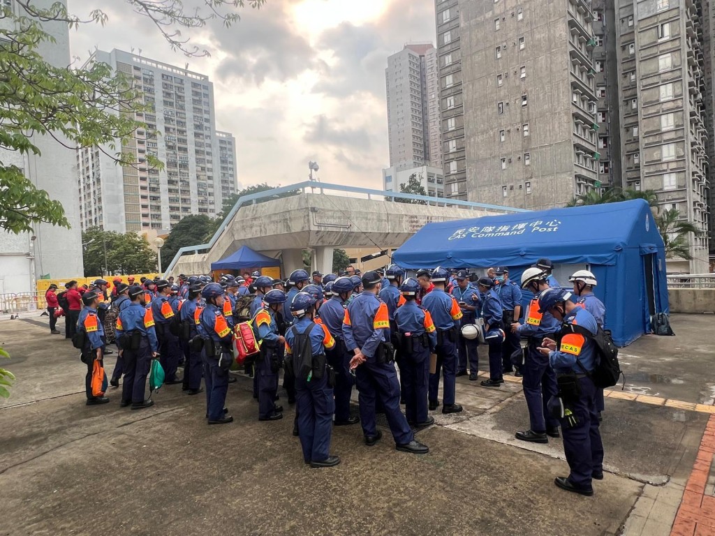 民安隊每日出動約150人手，每戶宏福苑居民均獲配對至少一名民安隊員陪伴上樓。(民安處提供圖片)