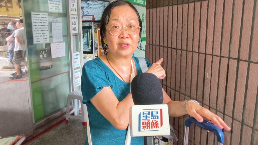 胡太回家收拾行李,在悶熱的單位內汗流浹背。 胡太回家收拾行李,在悶熱的單位內汗流浹背。