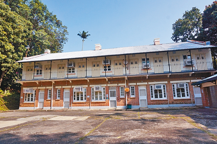 舊北區理民府職員宿舍，現已變作康文署文物修復辦事處。