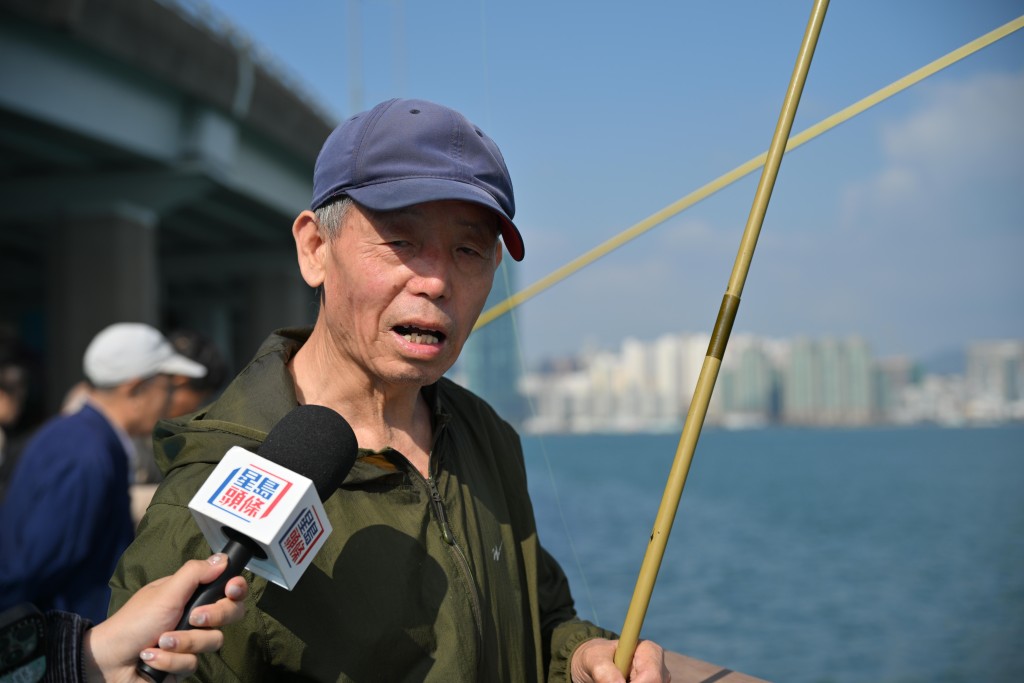 北京遊客劉先生特意前來釣魚,釣了1個多小時便收穫約半袋魚。 北京遊客劉先生特意前來釣魚,釣了1個多小時便收穫約半袋魚。