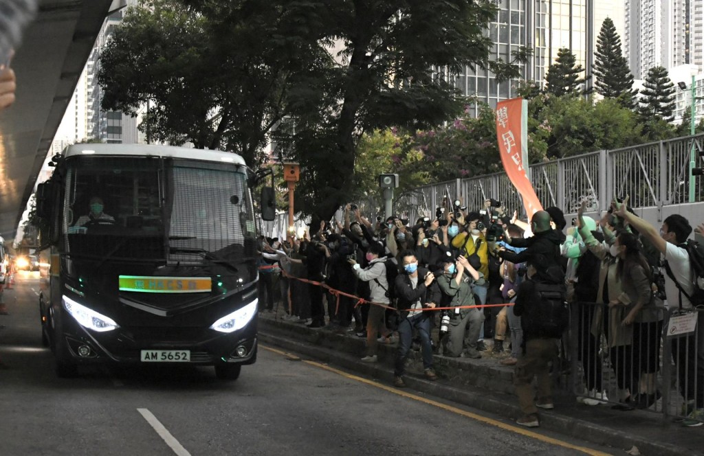 法院外大批支持者包圍囚車聲援及送別黃之鋒等被判囚三名前香港眾志成員。