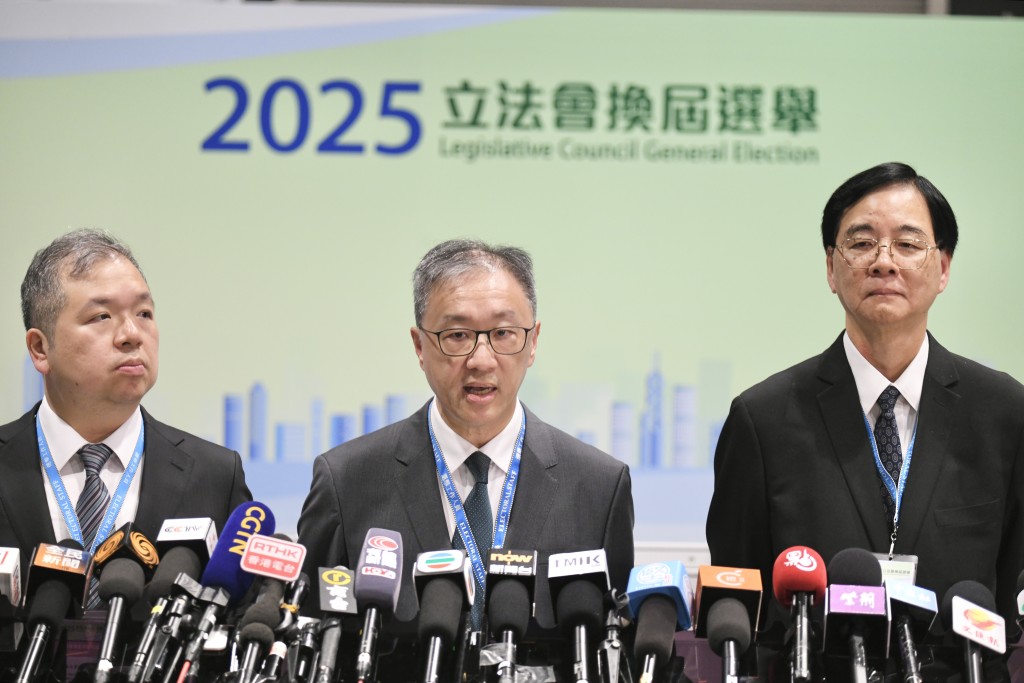 被問及專屬票站投票數字是否不及預期,陸啟康(中)指選管會稍後會總結經驗。 被問及專屬票站投票數字是否不及預期,陸啟康(中)指選管會稍後會總結經驗。