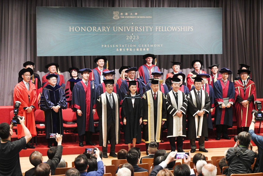香港大學今日（20日）傍晚於黃麗松講堂舉行名譽大學院士頒授典禮。
