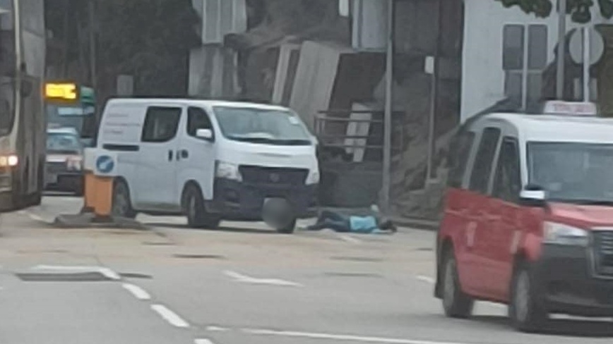 客貨車撞倒女途人,傷者躺地不起。馬路的事 (即時交通資訊台)fb