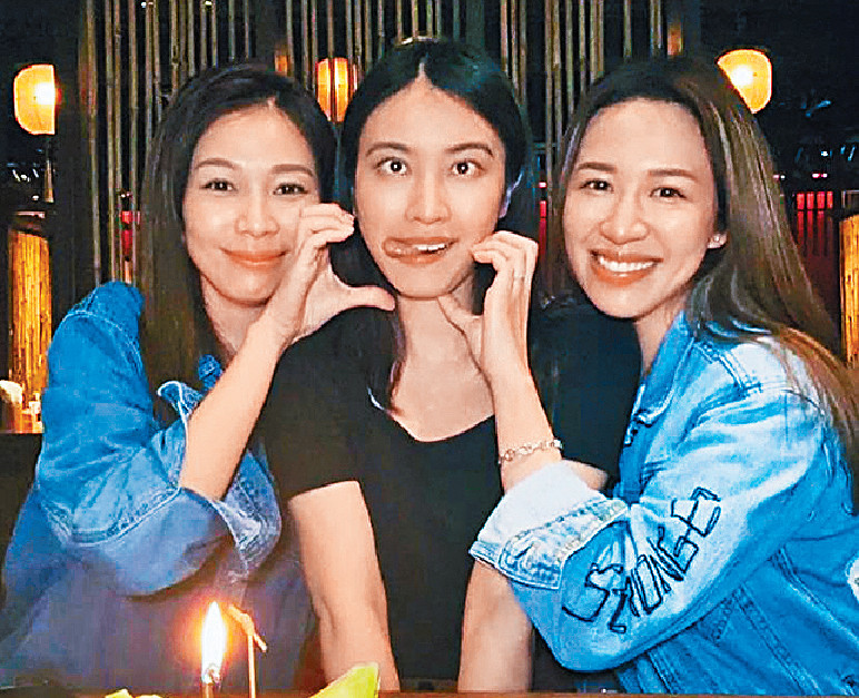 ■朱千雪分享與閨密慶生的搞笑合照。

