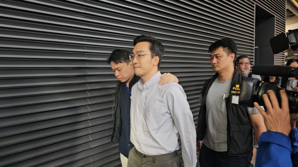 警方将被捕的4名男子带到宏利广场搜证，当中包括杨彧。