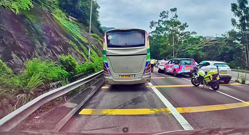 警員到場調查。fb車cam L(香港群組)影片截圖 警員到場調查。fb車cam L(香港群組)影片截圖