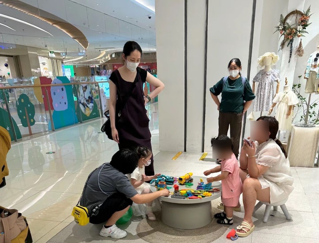 网民于杭州某商场巧遇郭碧婷凑一对仔女行街，其街坊Look被指憔悴又跌Ｗatt。