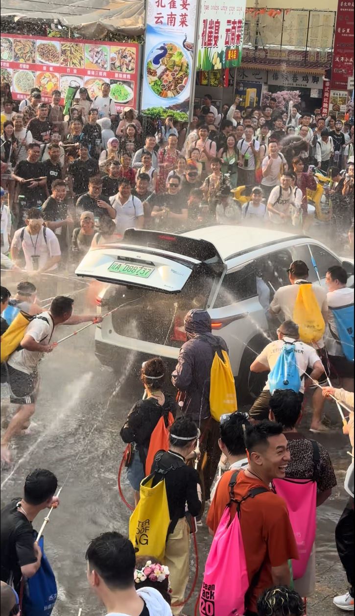 岑女士的汽车被强行开门恶意射水。抖音@静妹