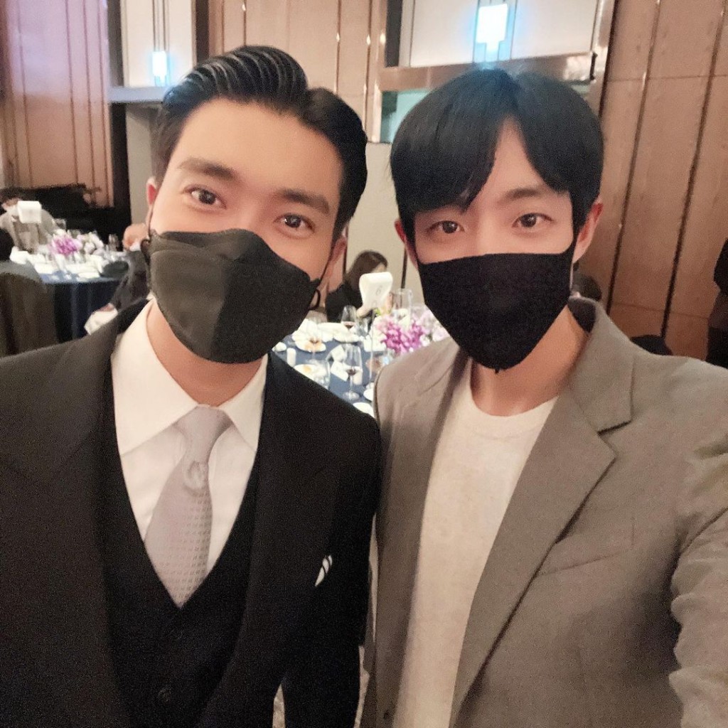 始源（左）被集郵。