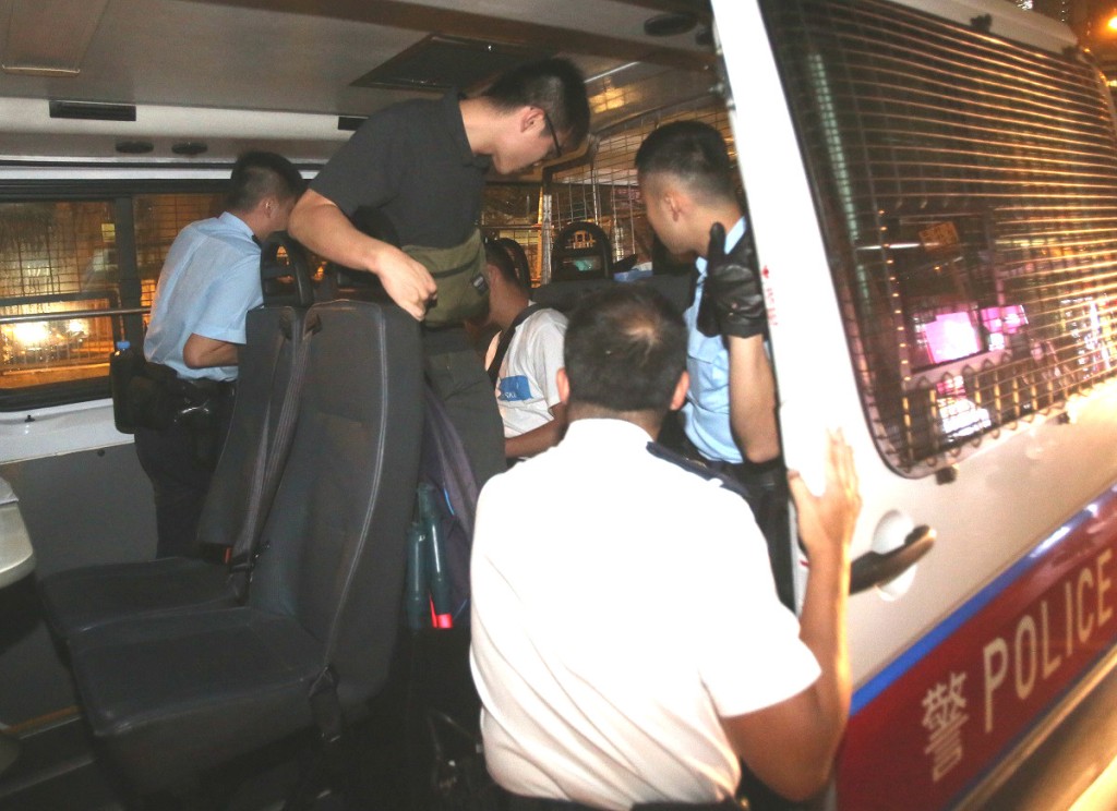 懷疑動手的男子被帶上警車。