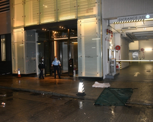女事主當場死亡。