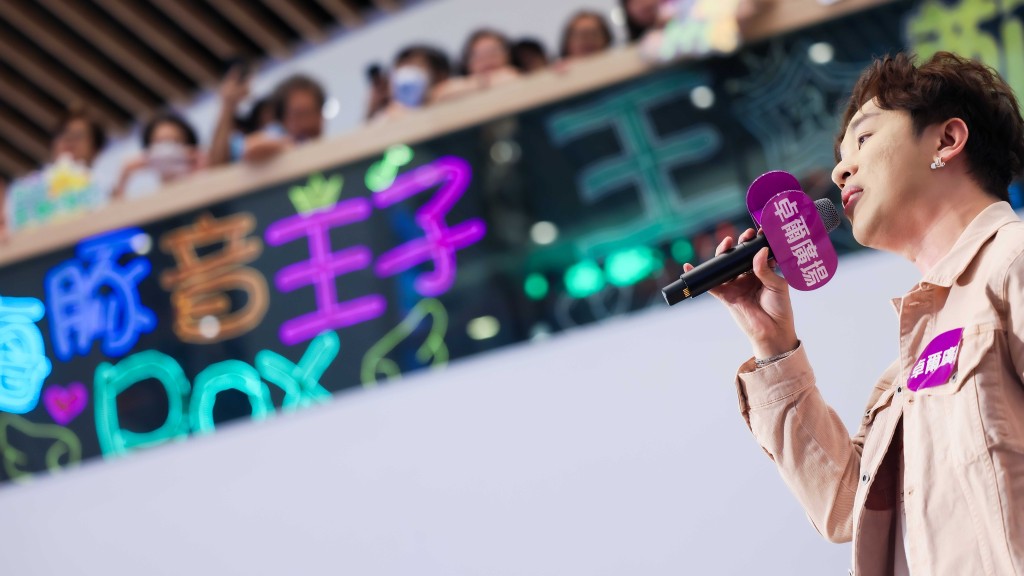 王鄭浚仁獻唱多首經典名曲,展現其「好聲音」。 王鄭浚仁獻唱多首經典名曲,展現其「好聲音」。