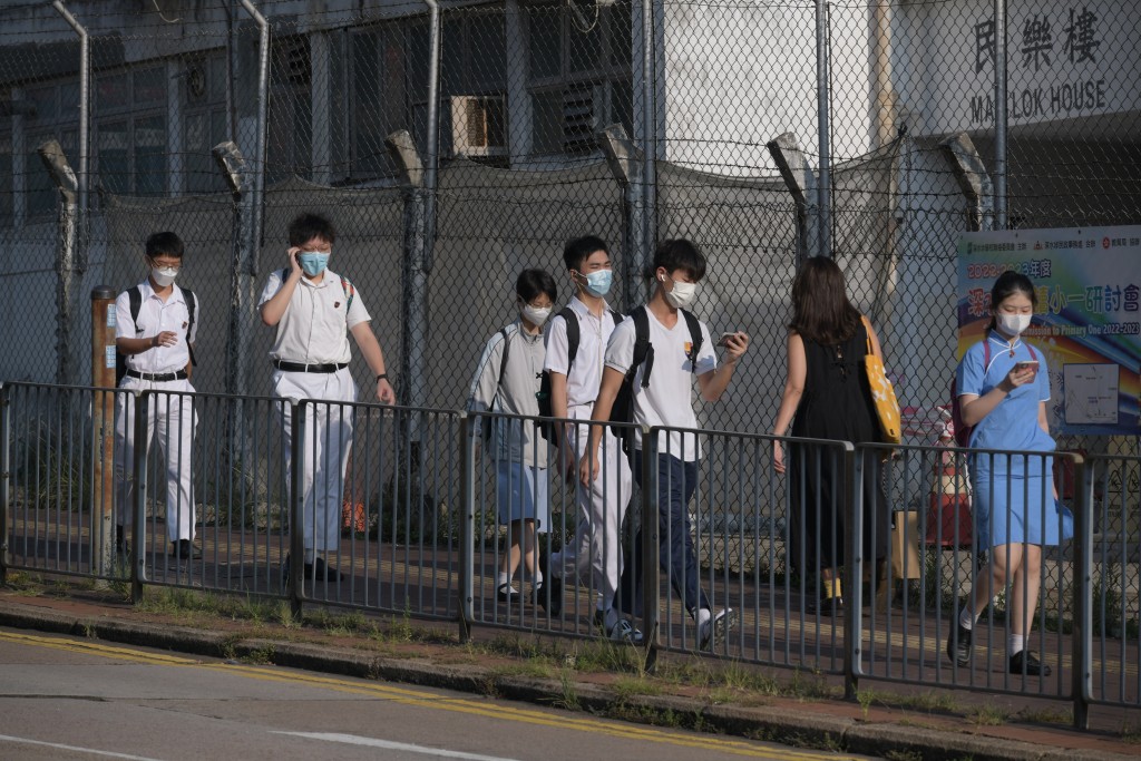 上学年为本地课程中学举办的「到校国家安全教育深化讲座」，逾5700名教师和校长参加。