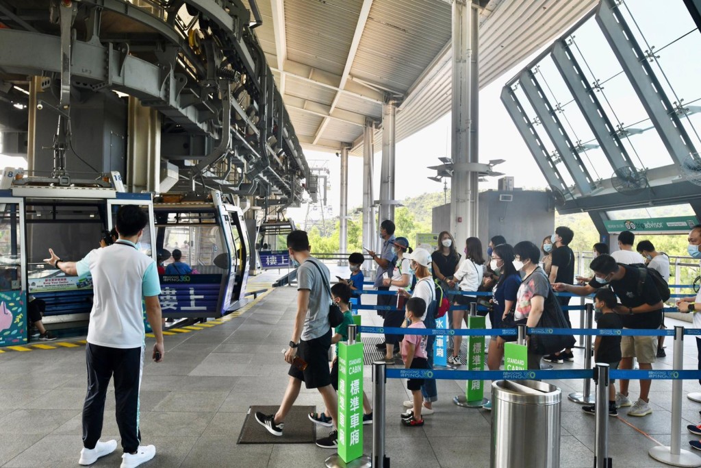 不少市民搭昂坪360。