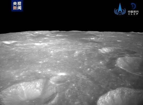 由嫦娥六号降落相机刚开机时拍摄，图像显示拍摄月背区域中下部和右部分布有多个十多公里直径的环形坑，拍摄的月背区域上部中间为暗色的玄武岩分布区。   央视截图