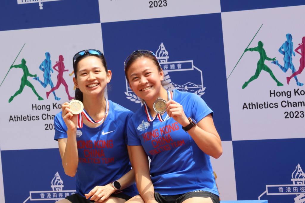 屈旨盈（左）與黃卓寧於女子5000米分奪冠、亞軍。本報記者攝