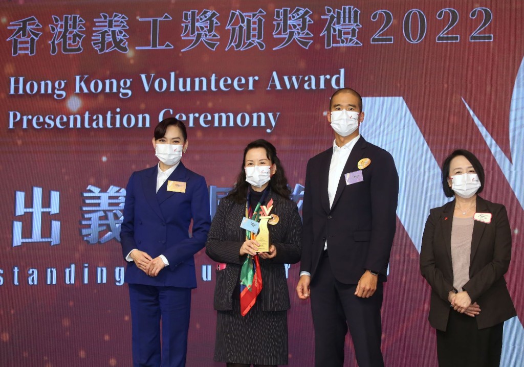 邝美艺与吴宗权上台为杰出义工团队颁奖。