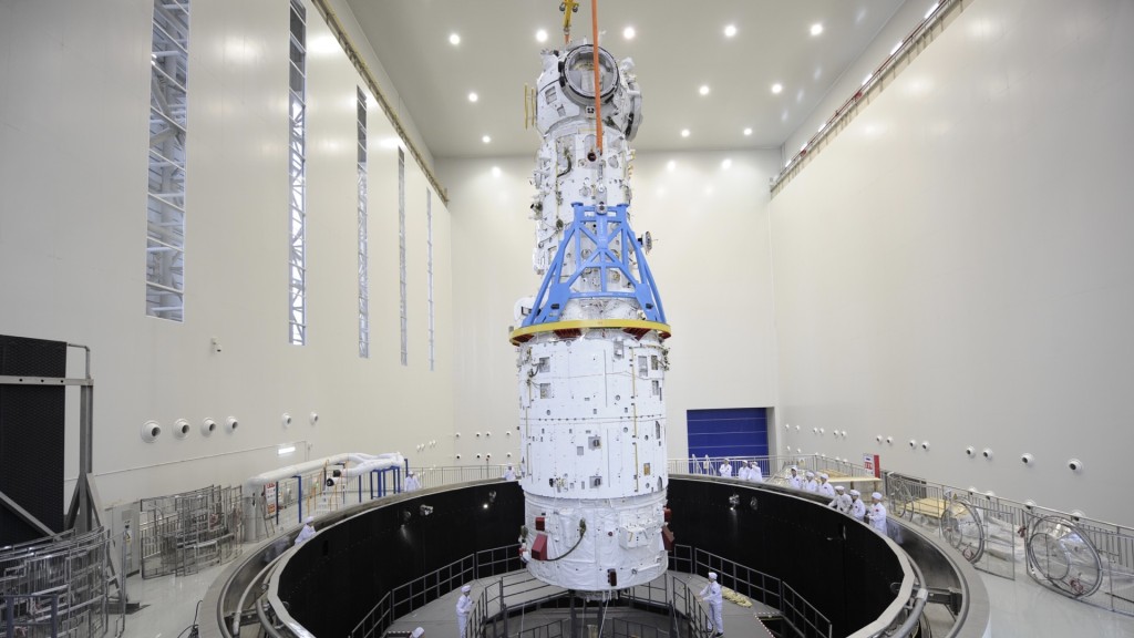 中國航天科技集團旗下基地內，天宮太空站的天和核心艙正在進行熱試驗前吊裝。 新華社資料圖