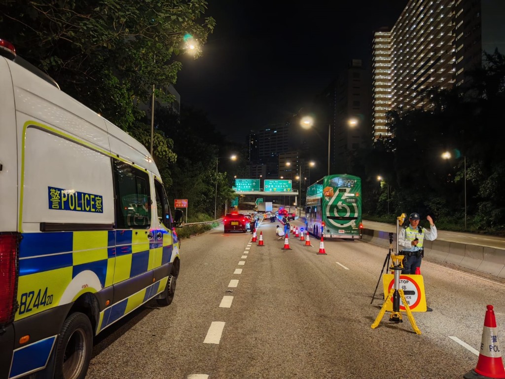 警方一连两日在区内主要干道设置路障及重点巡查酒吧区，截查可疑车辆及进行反超速行动，并向驾驶人士进行酒精呼气测试，以打击酒后及毒后驾驶。警方提供