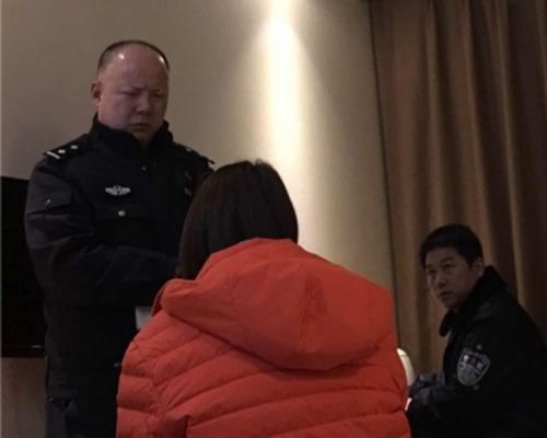 小王(紅衣)被騙後向警察求助。影片截圖