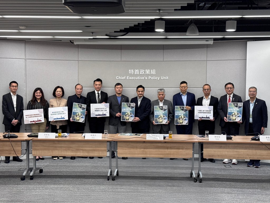 立法會議員陳祖恒昨日(30日)聯同香港紡織業聯會及香港紡織商會代表,提交《2025年施政報告》聯合建議書。 立法會議員陳祖恒昨日(30日)聯同香港紡織業聯會及香港紡織商會代表,提交《2025年施政報告》聯合建議書。