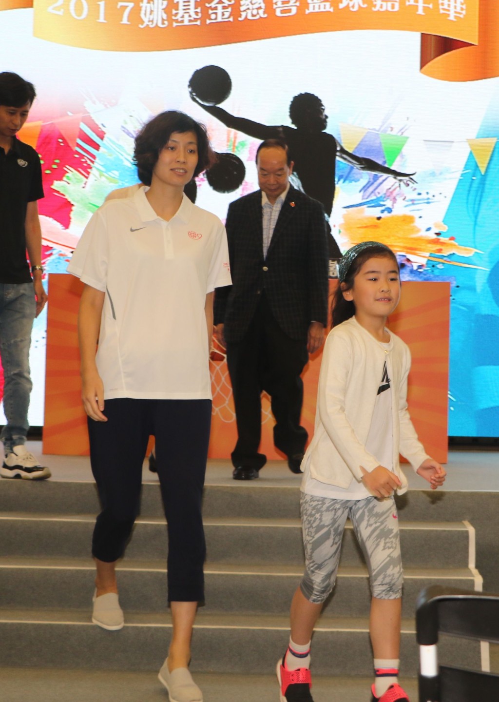 当年得7岁的姚沁蕾（右）身高直逼160cm，腿长惊人！