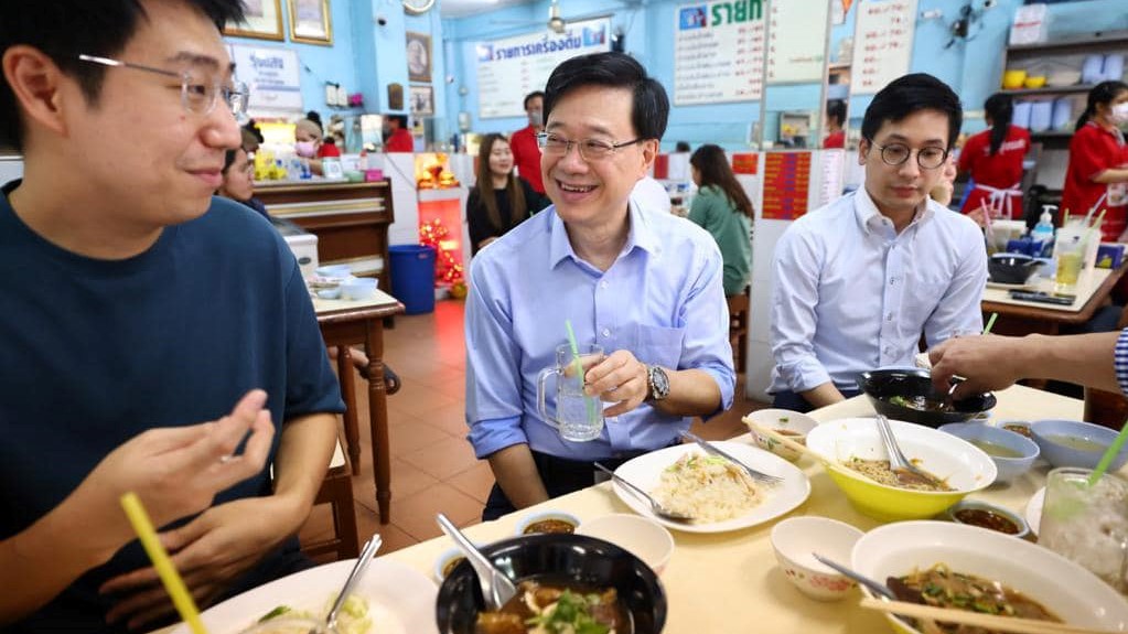 李家超與經貿辦同事品嚐雞飯、船麵等美食。(李家超Facebook)