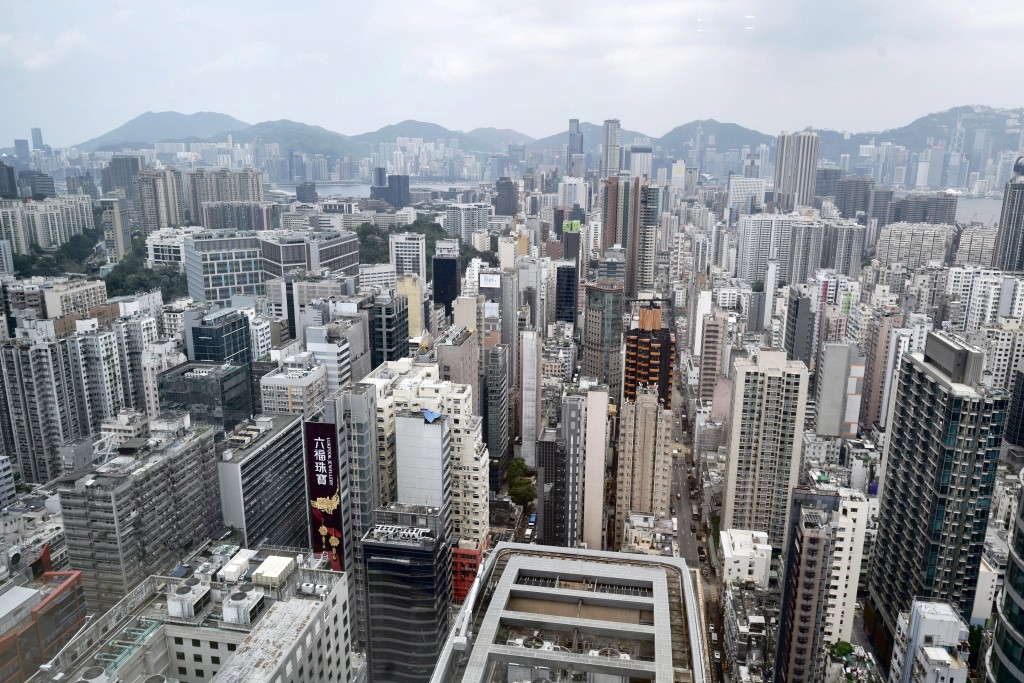 私人住宅供應充足,2024年落成量更達2.42萬伙,創過去20年新高。 私人住宅供應充足,2024年落成量更達2.42萬伙,創過去20年新高。