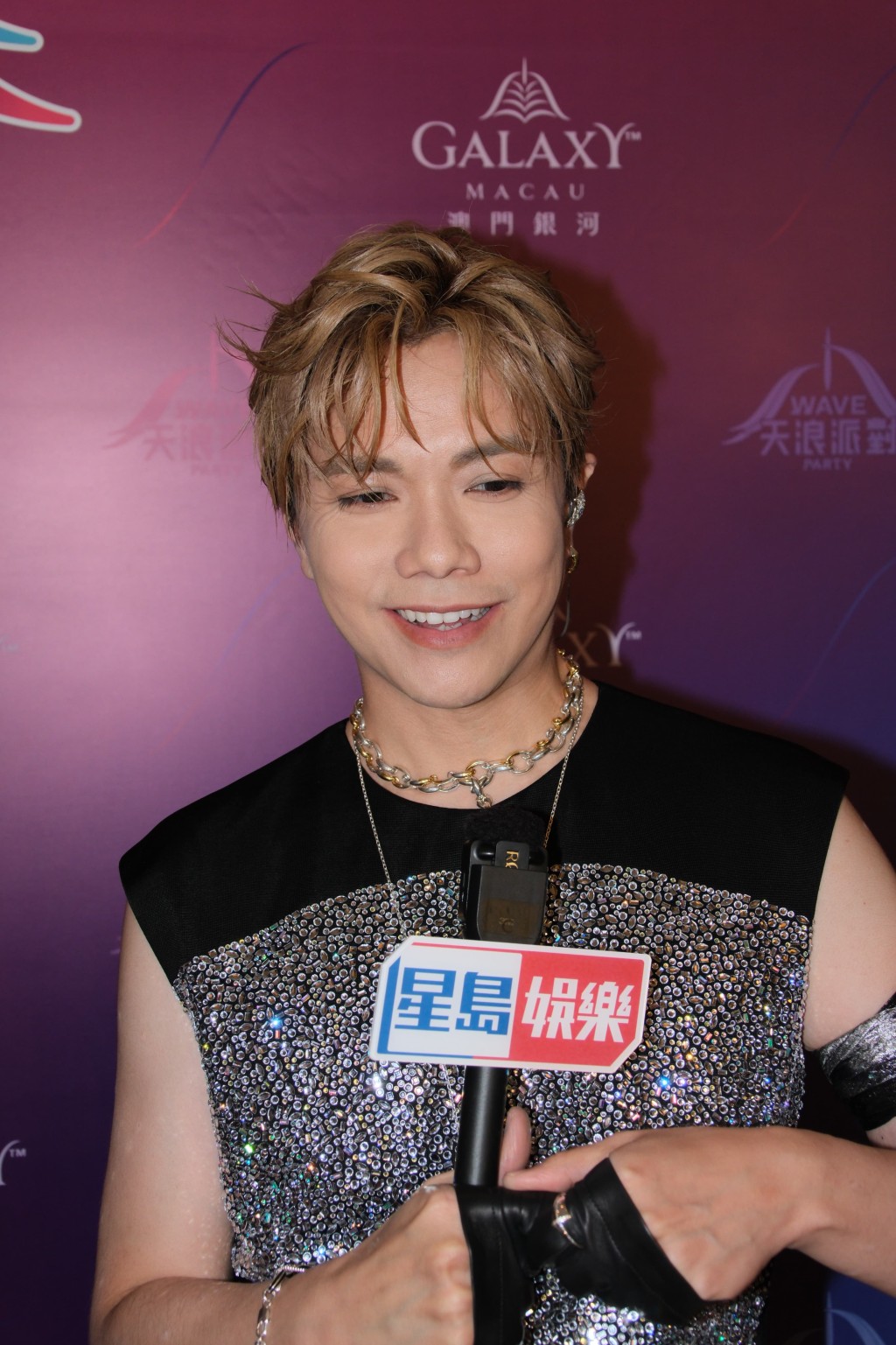 張敬軒穿上閃爆背心演出。