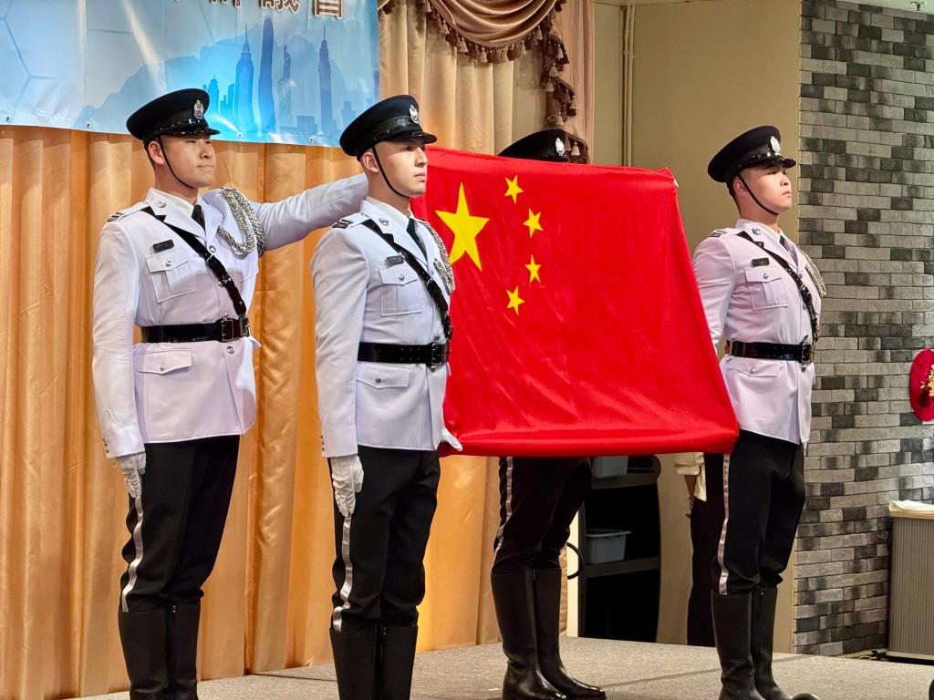 入境處儀仗隊進行展示國旗及奏唱國歌儀式。 入境處儀仗隊進行展示國旗及奏唱國歌儀式。