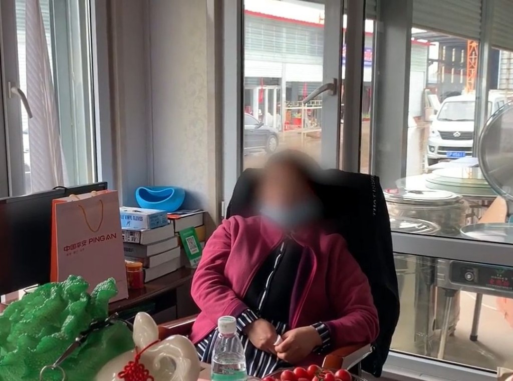 涉事女生的父母。網圖