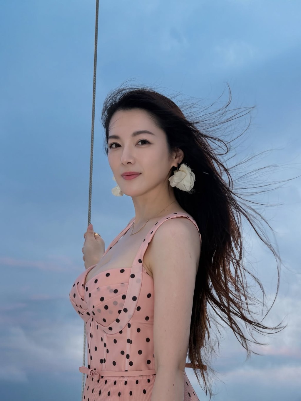 苟芸慧近日於IG上載出海福利圖，顏值勇達巔峰。